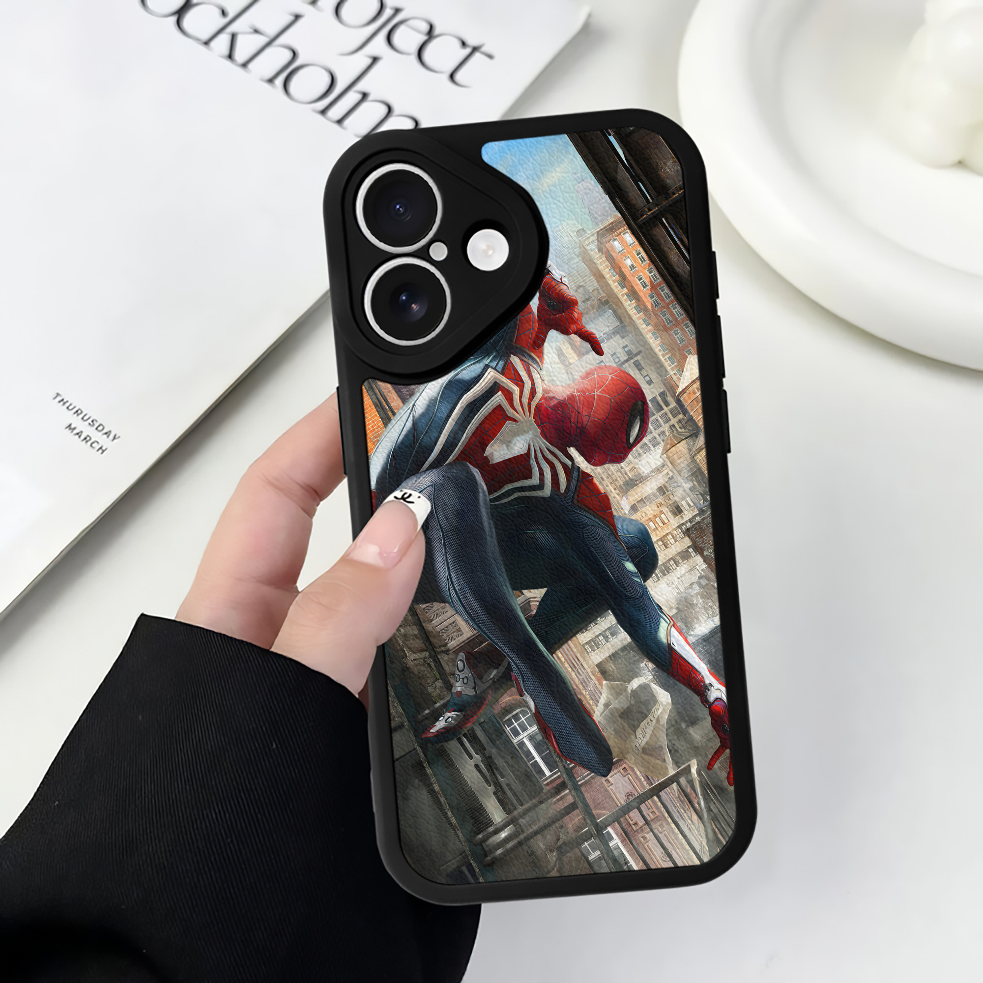 （画像用） アベンジャーズ The Avengers 【iPhone 16シリーズ対応】シリコンスマホケース（レザー調） 材質：シリコン